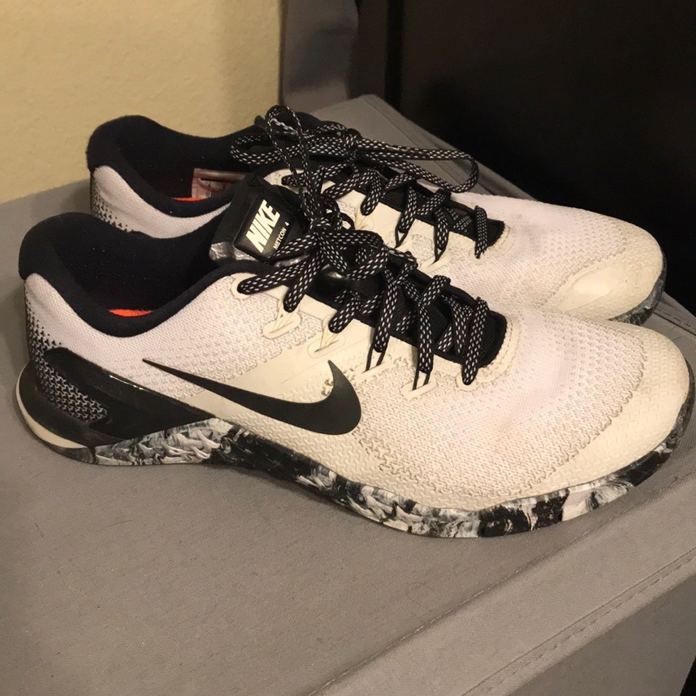 Men’s Nike Metcon 4. Lightly worn! Black/white
